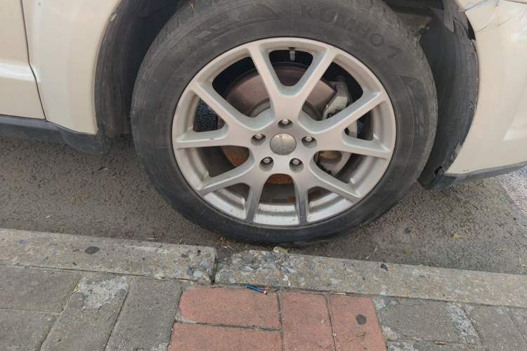 Used Dodge Journey 2013 2.4L Two-Wheel Drive Luxury Version Right Front Wheel Hub