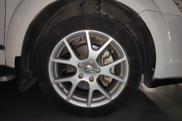 Used Dodge Journey 2013 2.4L Two-Wheel-Drive Smart Edition Right Front Wheel Hub