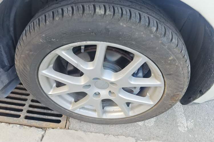 Used Dodge Journey 2013 2.4L Two-Wheel Drive Luxury Version Right Front Wheel Hub