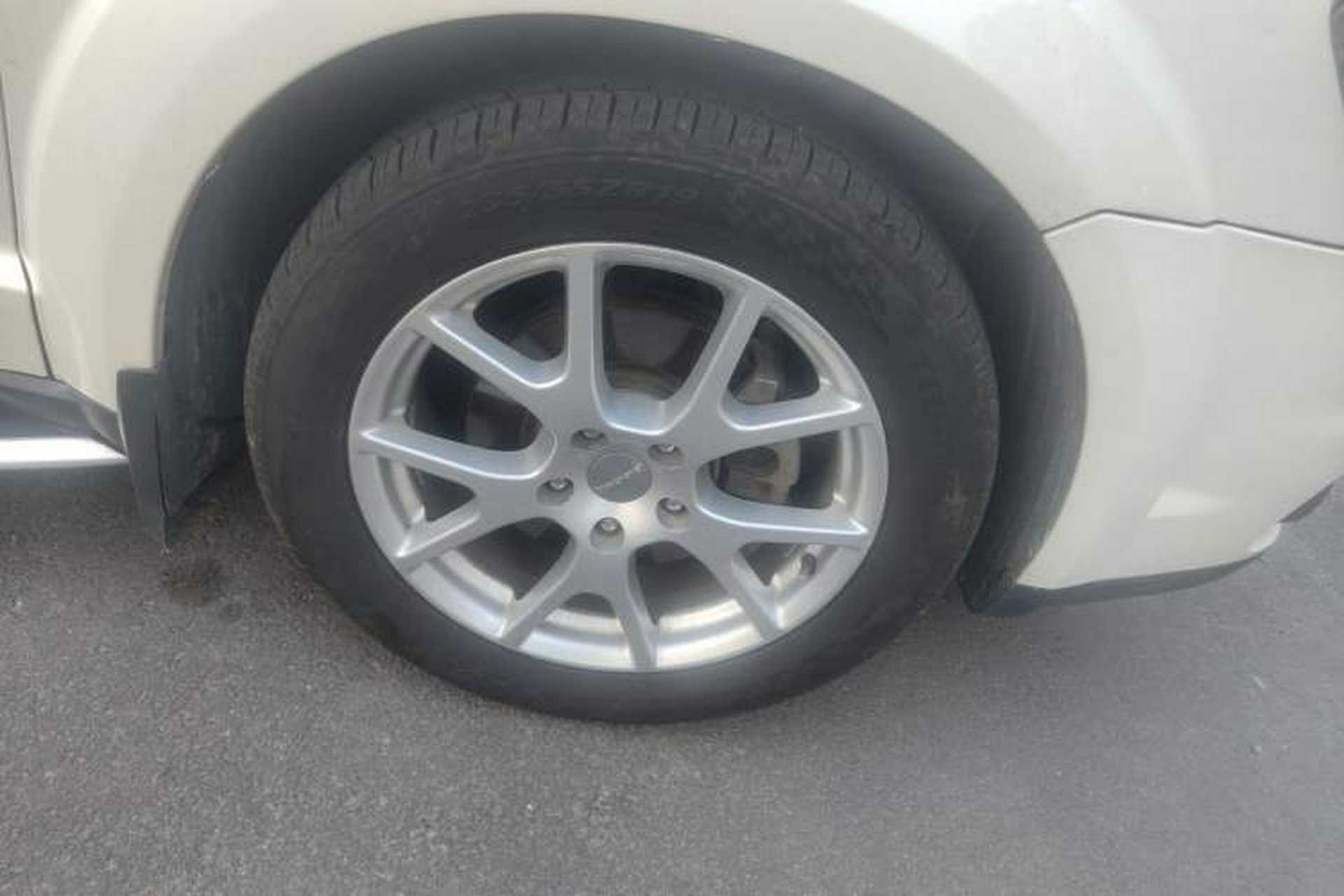 Used Dodge Journey 2013 2.4L Two-Wheel Drive Luxury Version Right Front Wheel Hub