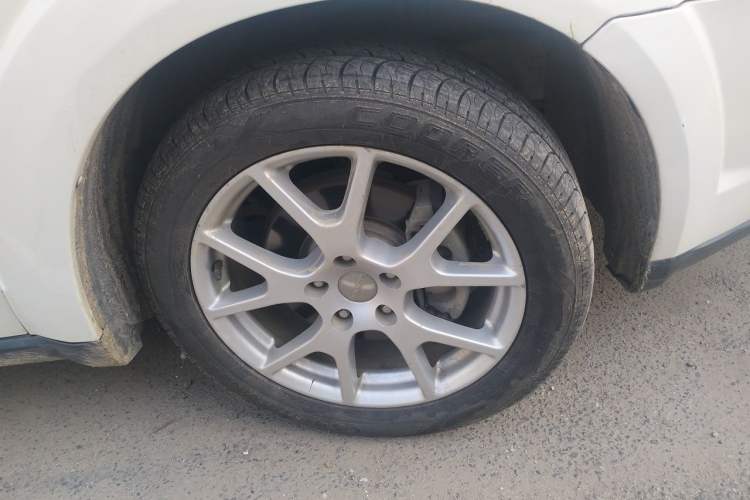 Used Dodge Journey 2013 2.4L Two-Wheel Drive Luxury Version Right Front Wheel Hub