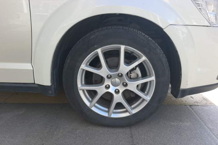 Used Dodge Journey 2013 2.4L Two-Wheel Drive Luxury Version Right Front Wheel Hub
