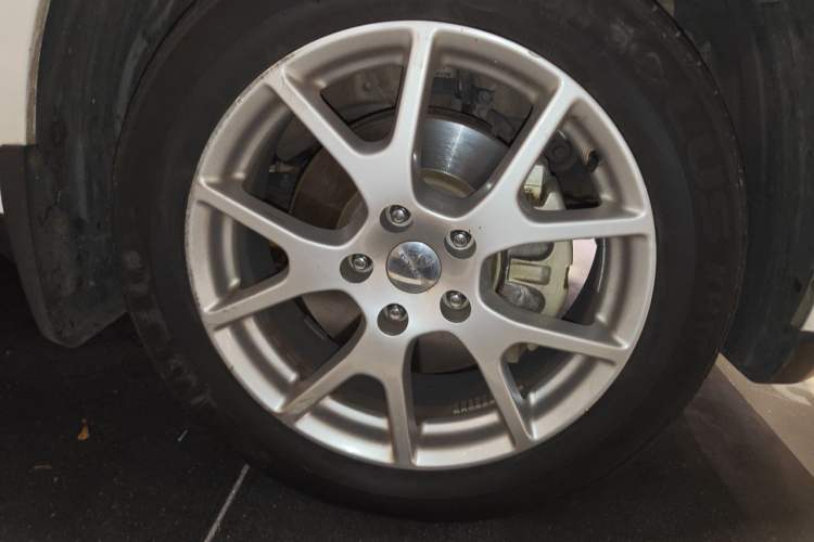 Used Dodge Journey 2013 2.4L Two-Wheel Drive Luxury Version Right Front Wheel Hub