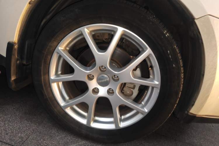 Used Dodge Journey 2013 2.4L Two-Wheel Drive Luxury Version Right Front Wheel Hub