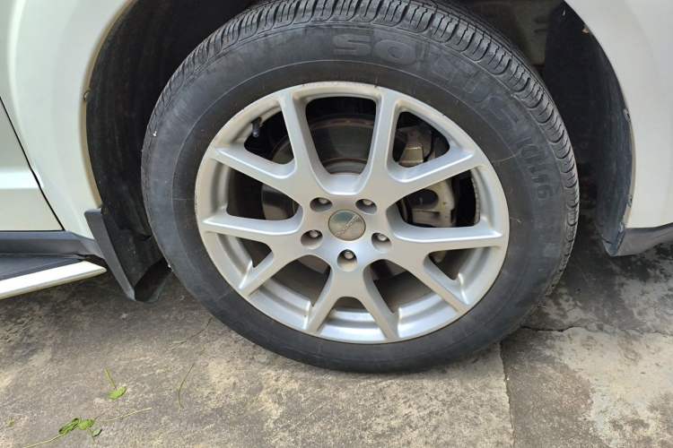 Used Dodge Journey 2013 2.4L Two-Wheel Drive Luxury Version Right Front Wheel Hub