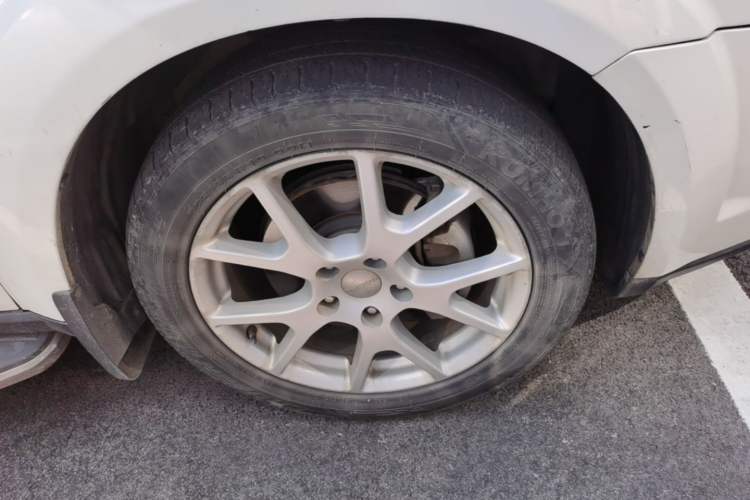 Used Dodge Journey 2013 2.4L Two-Wheel Drive Luxury Version Right Front Wheel Hub