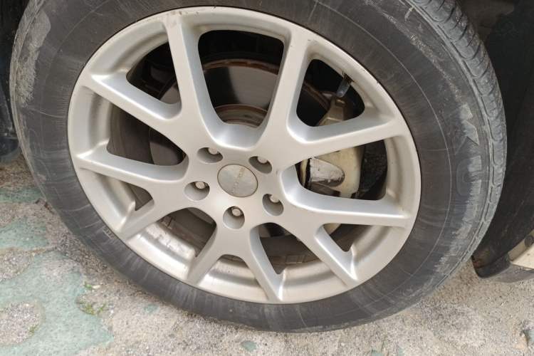 Used Dodge Journey 2013 2.4L Two-Wheel Drive Luxury Version Right Front Wheel Hub
