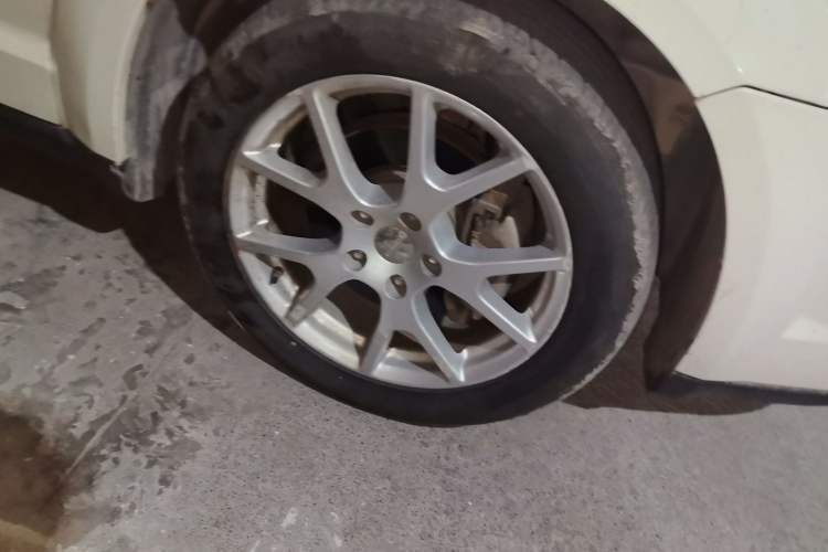 Used Dodge Journey 2013 2.4L Two-Wheel Drive Luxury Version Right Front Wheel Hub