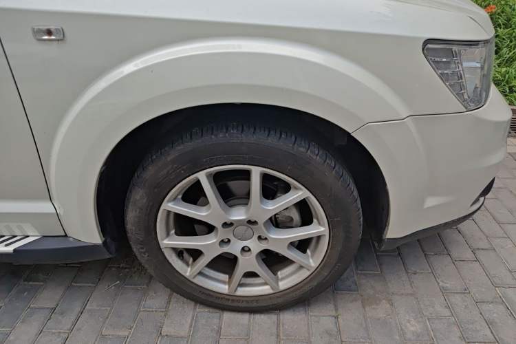 Used Dodge Journey 2013 2.4L Two-Wheel Drive Luxury Version Right Front Wheel Hub