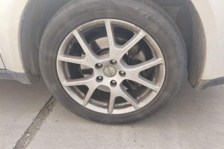 Used Dodge Journey 2013 2.4L Two-Wheel Drive Luxury Version Right Front Wheel Hub