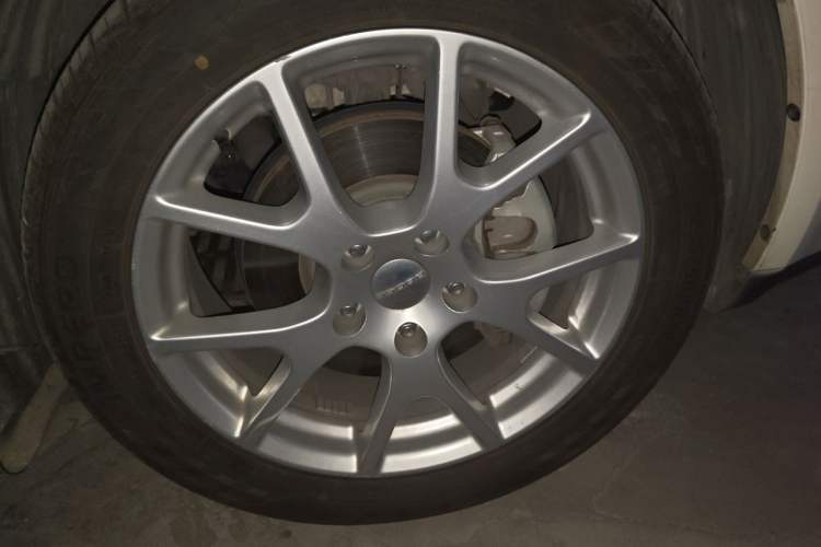 Used Dodge Journey 2013 2.4L Two-Wheel Drive Luxury Version Right Front Wheel Hub