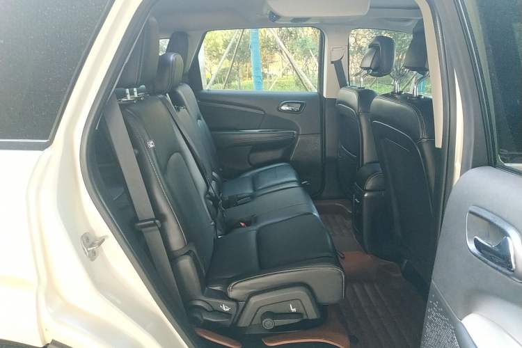Used Dodge Journey 2013 2.4L Two-Wheel Drive Luxury Version Right Rear Seat