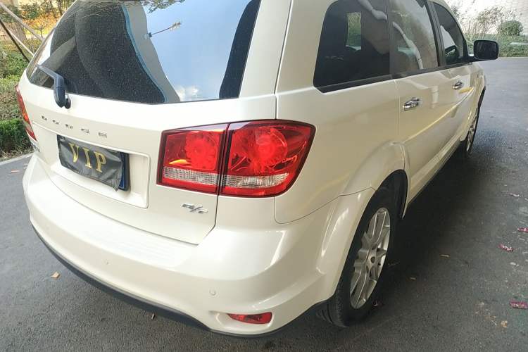 Used Dodge Journey 2013 2.4L Two-Wheel Drive Luxury Version Right Rear Taillight