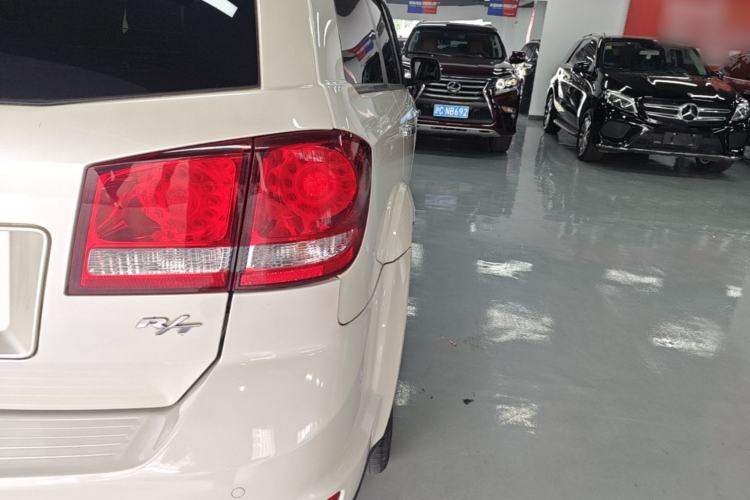 Used Dodge Journey 2013 2.4L Two-Wheel Drive Luxury Version Right Rear Taillight