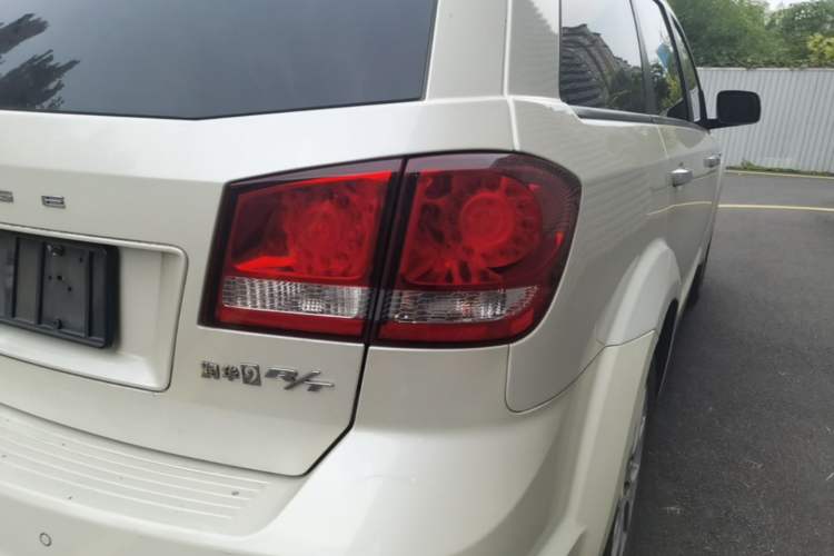 Used Dodge Journey 2013 2.4L Two-Wheel Drive Luxury Version Right Rear Taillight