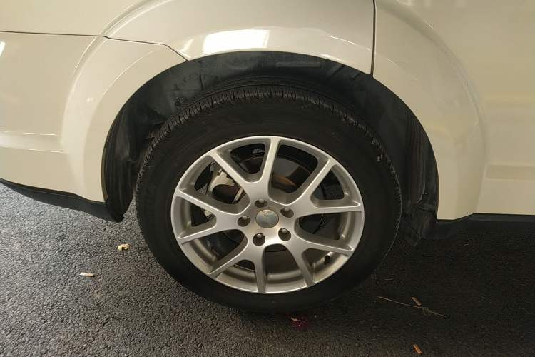 Used Dodge Journey 2013 2.4L Two-Wheel Drive Luxury Version Right Rear Wheel Hub