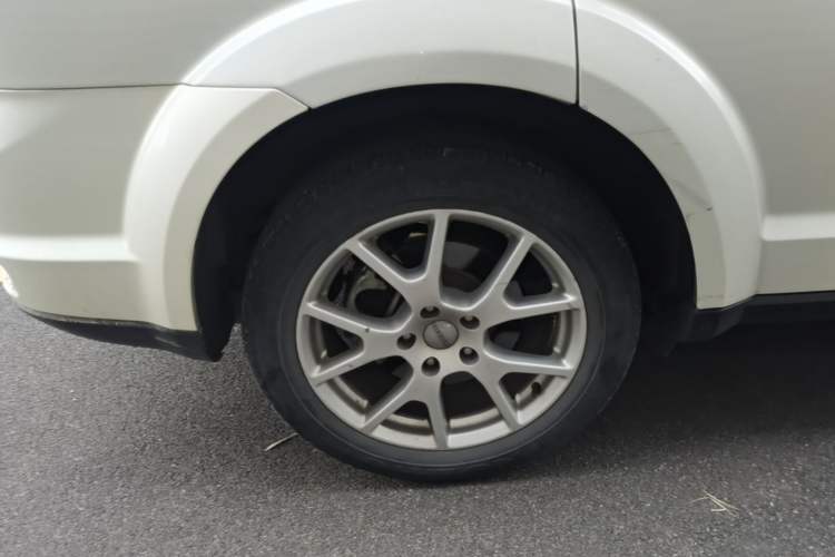 Used Dodge Journey 2013 2.4L Two-Wheel Drive Luxury Version Right Rear Wheel Hub