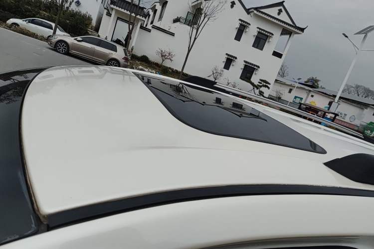 Used Dodge Journey 2013 2.4L Two-Wheel Drive Luxury Version Roof