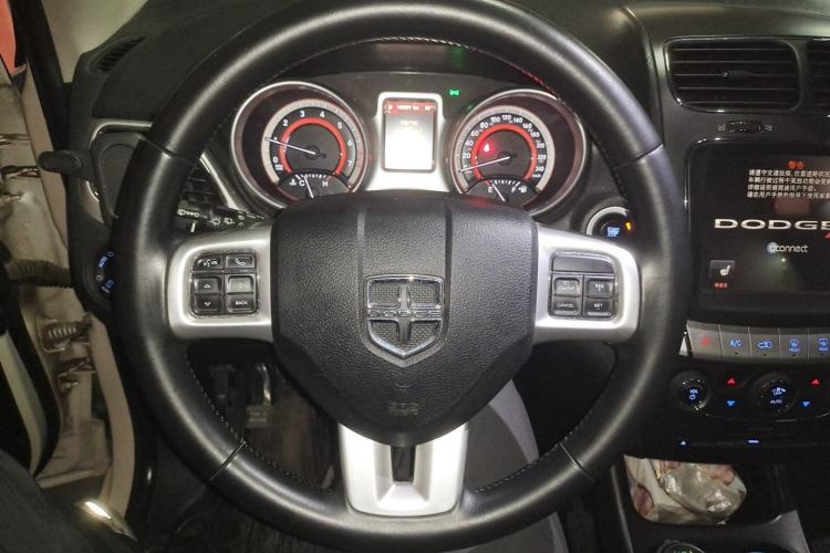 Used Dodge Journey 2013 2.4L Two-Wheel Drive Luxury Version Steering Wheel