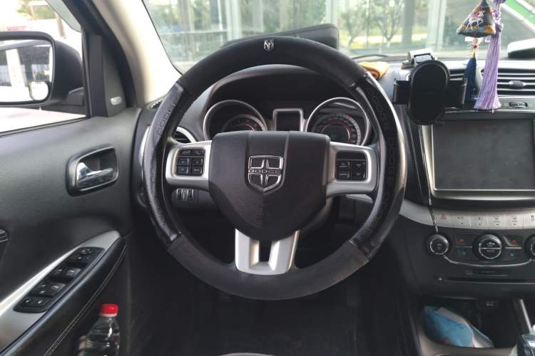 Used Dodge Journey 2013 2.4L Two-Wheel Drive Luxury Version Steering Wheel