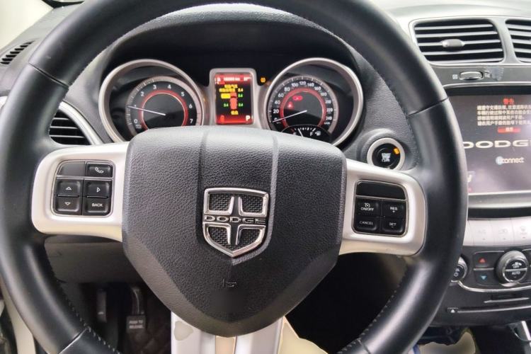 Used Dodge Journey 2013 2.4L Two-Wheel Drive Luxury Version Steering Wheel