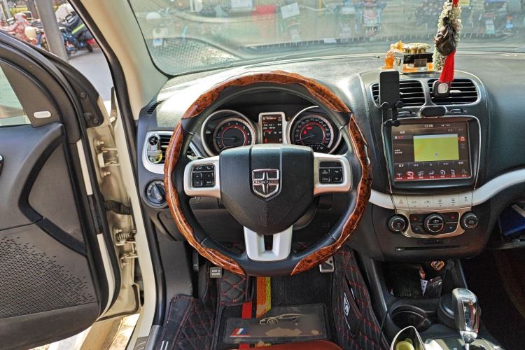 Used Dodge Journey 2013 2.4L Two-Wheel Drive Luxury Version Steering Wheel