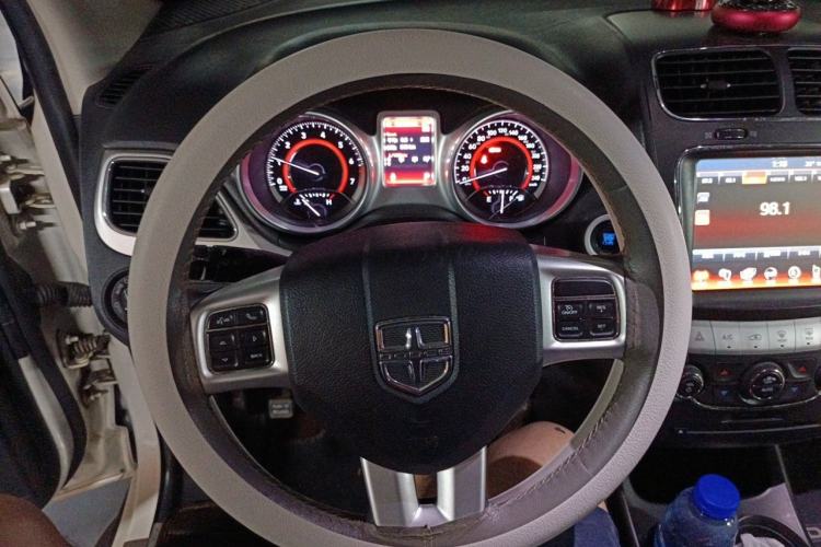 Used Dodge Journey 2013 2.4L Two-Wheel Drive Luxury Version Steering Wheel