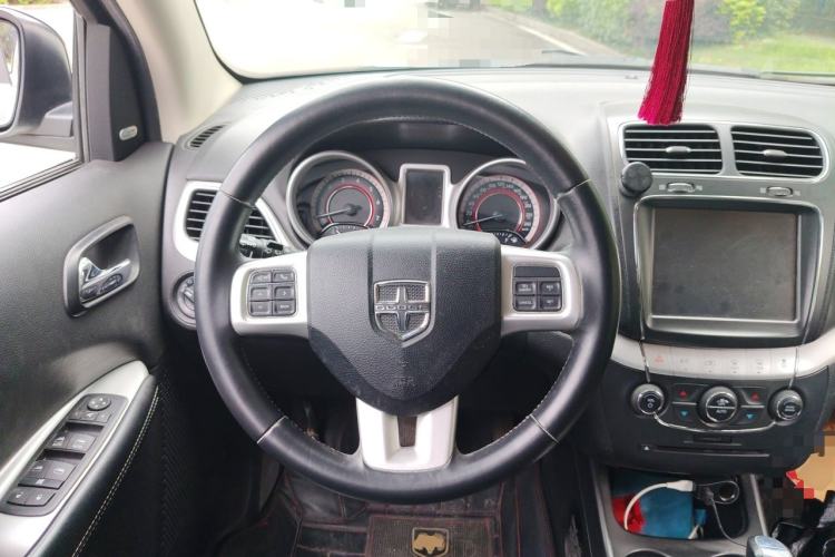 Used Dodge Journey 2013 2.4L Two-Wheel Drive Luxury Version Steering Wheel