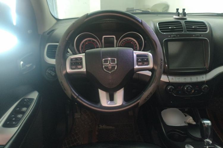 Used Dodge Journey 2013 2.4L Two-Wheel Drive Luxury Version Steering Wheel