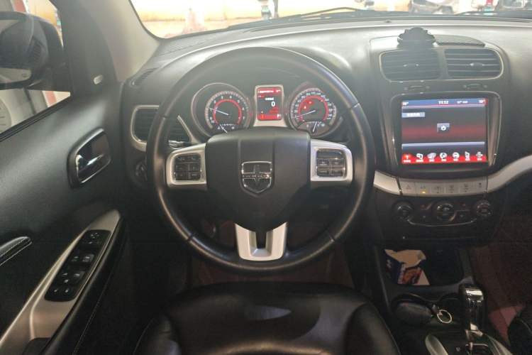 Used Dodge Journey 2013 2.4L Two-Wheel Drive Luxury Version Steering Wheel