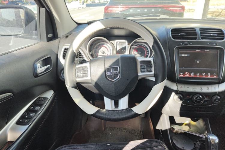 Used Dodge Journey 2013 2.4L Two-Wheel Drive Luxury Version Steering Wheel