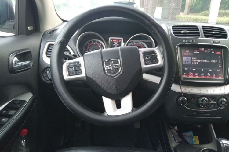 Used Dodge Journey 2013 2.4L Two-Wheel Drive Luxury Version Steering Wheel