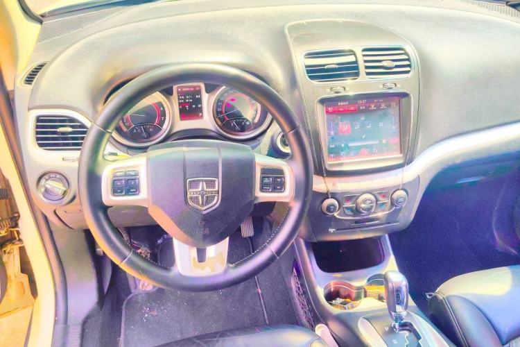 Used Dodge Journey 2013 2.4L Two-Wheel Drive Luxury Version Steering Wheel