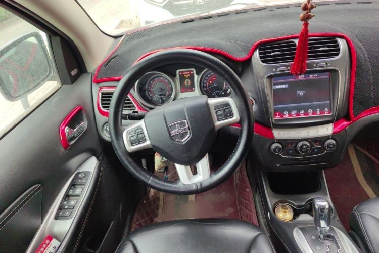 Used Dodge Journey 2013 2.4L Two-Wheel Drive Luxury Version Steering Wheel