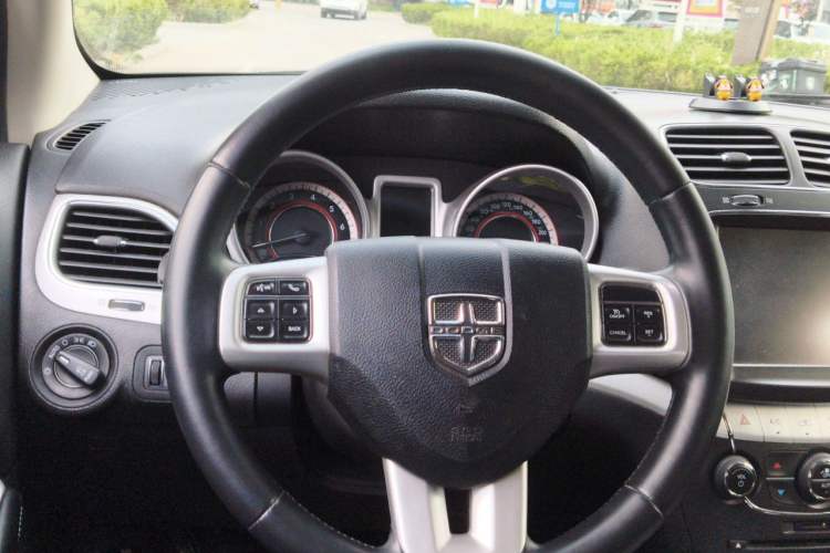 Used Dodge Journey 2013 2.4L Two-Wheel Drive Luxury Version Steering Wheel