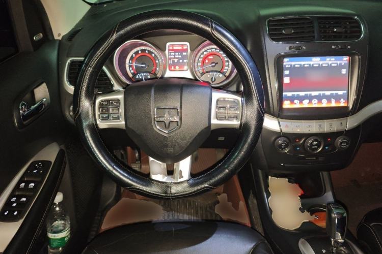 Used Dodge Journey 2013 2.4L Two-Wheel Drive Luxury Version Steering Wheel