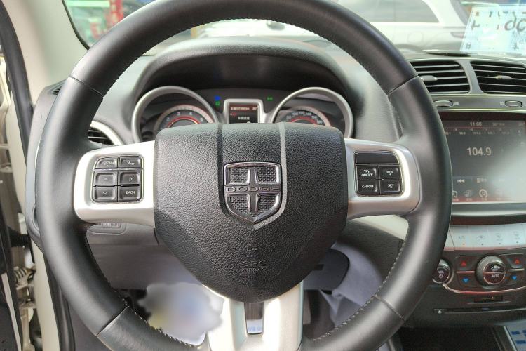 Used Dodge Journey 2013 2.4L Two-Wheel Drive Luxury Version Steering Wheel