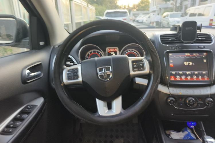 Used Dodge Journey 2013 2.4L Two-Wheel Drive Luxury Version Steering Wheel