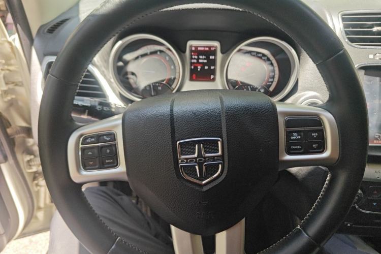 Used Dodge Journey 2013 2.4L Two-Wheel Drive Luxury Version Steering Wheel