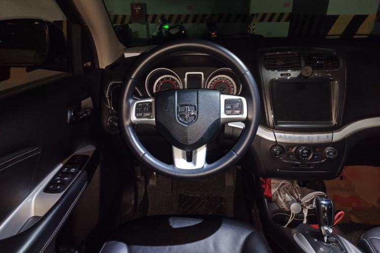 Used Dodge Journey 2013 2.4L Two-Wheel Drive Luxury Version Steering Wheel