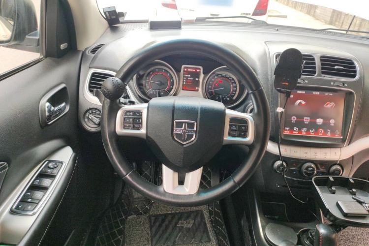 Used Dodge Journey 2013 2.4L Two-Wheel Drive Luxury Version Steering Wheel
