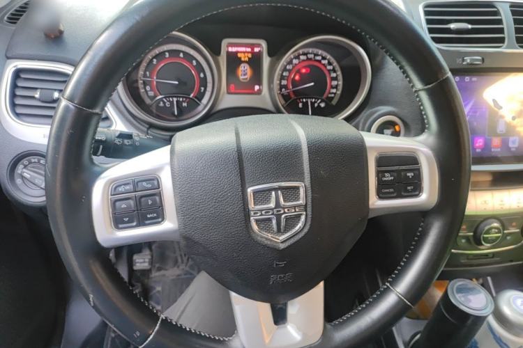 Used Dodge Journey 2013 2.4L Two-Wheel Drive Luxury Version Steering Wheel