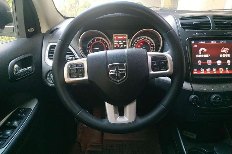 Used Dodge Journey 2013 2.4L Two-Wheel Drive Luxury Version Steering Wheel