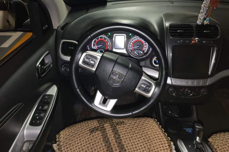 Used Dodge Journey 2013 2.4L Two-Wheel Drive Luxury Version Steering Wheel