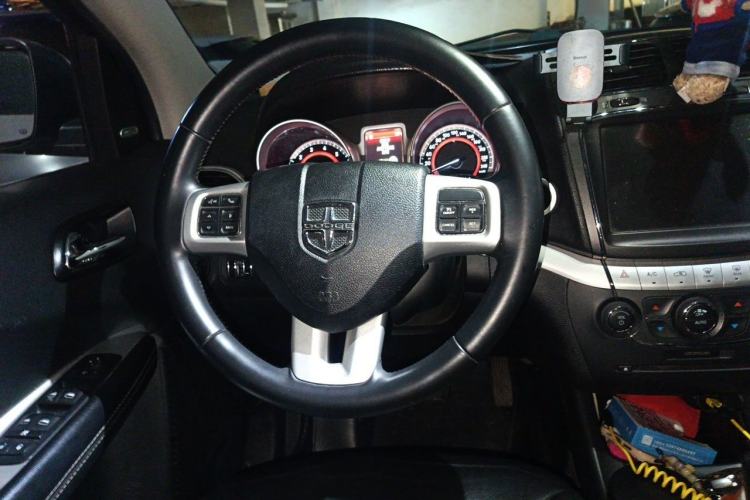 Used Dodge Journey 2013 2.4L Two-Wheel Drive Luxury Version Steering Wheel