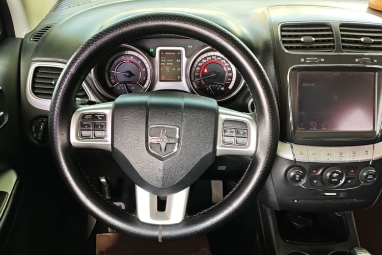 Used Dodge Journey 2013 2.4L Two-Wheel Drive Luxury Version Steering Wheel