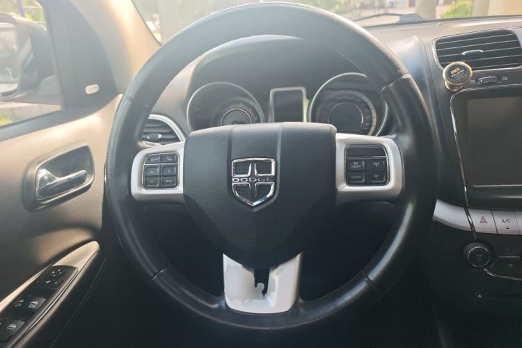 Used Dodge Journey 2013 2.4L Two-Wheel Drive Luxury Version Steering Wheel
