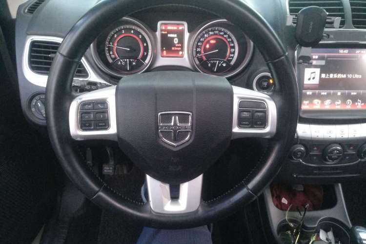 Used Dodge Journey 2013 2.4L Two-Wheel Drive Luxury Version Steering Wheel