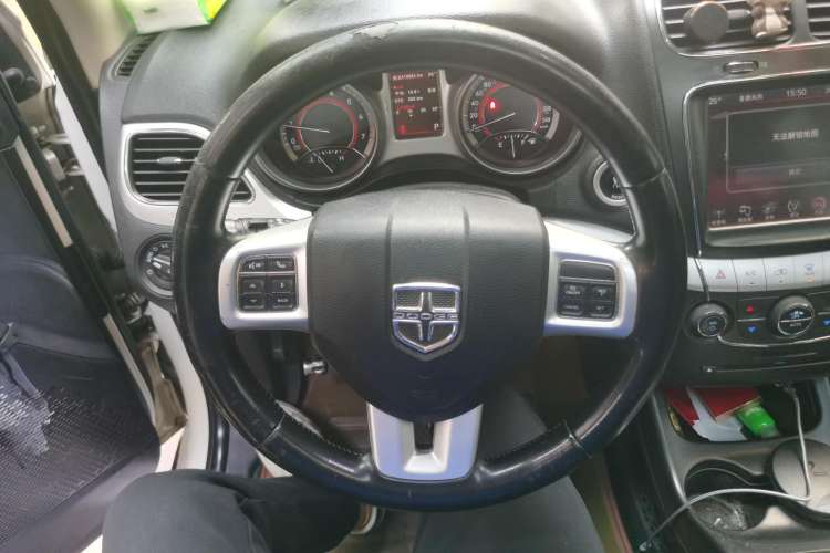 Used Dodge Journey 2013 2.4L Two-Wheel Drive Luxury Version Steering Wheel