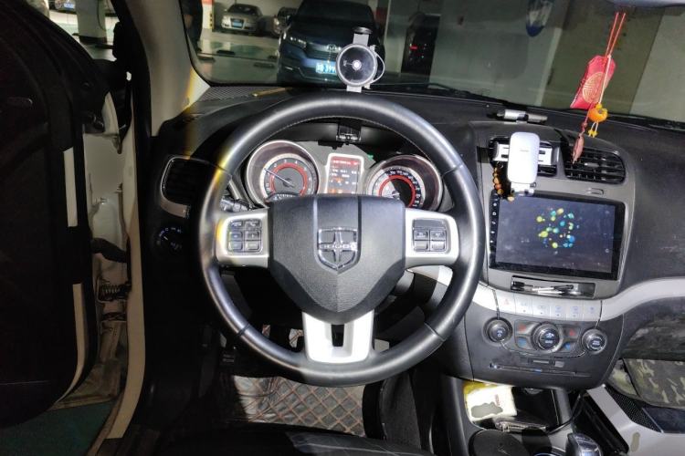 Used Dodge Journey 2013 2.4L Two-Wheel Drive Luxury Version Steering Wheel